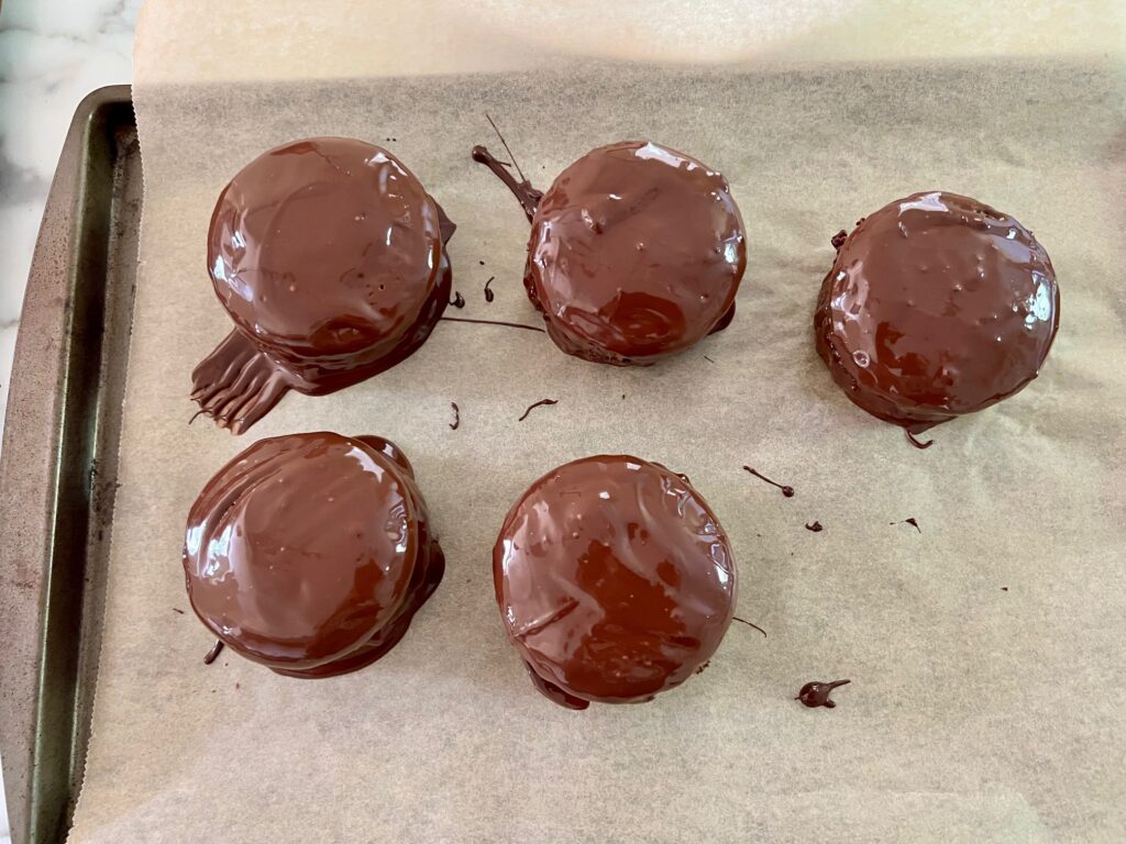 Chocolate covered cakes for the Pao de Mel recipe, Brazilian cakes filled with dolce de leite and covered with chocolate. 